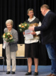 Angela Flad (Mitte) bei der Ehrung für 50 Jahre aktives Singen