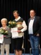 Angela Flad (Mitte) bei der Ehrung für 50 Jahre aktives Singen