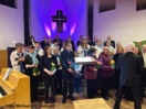 Der Chor, Solisten und Band mit Hartmut Amann und Patrizia Simmendinger