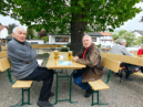 Heribert Harer und Walter Wössner genießen das leckere Bier