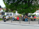 Die Bänke füllen sich langsam mit Besuchern