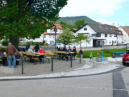Der neu gestaltete Dorfplatz lädt auch die Kinder zum Spielen ein