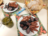 Gurken, Zwiebel, Griebenschmalz und Grieben, dazu noch leckeres Bauernbrot
