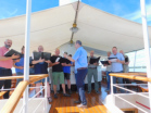 Fünf Lieder vom MGV Harmonie Killer schallen mit dem Fahrtwind über das Sonnendeck