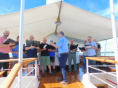 Fünf Lieder schallen mit dem Fahrtwind über das Sonnendeck